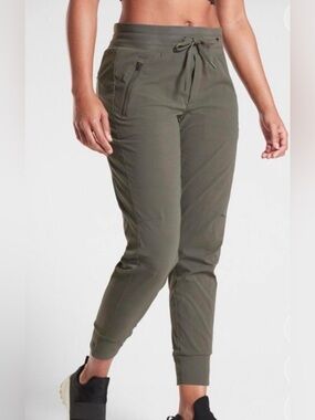 Athleta North Trekkie Jogger in Green/Gray | Size 4 (x1)